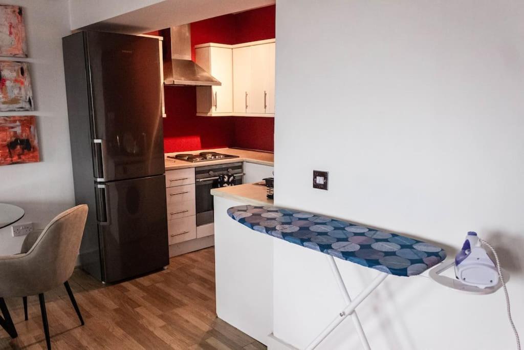 Cozy And Modern 2-Bed Apartment Swansea Exterior photo